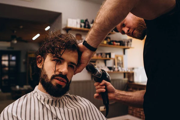 Fazer Corte Cabelo Perfeito Homem Barbudo Jovem Recebendo Corte Cabelo — Fotografia de Stock