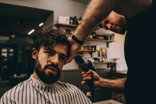 Processo Cortes Cabelo Estilo Elegante Cabelo Homens Longos Barbeiro Fazendo — Fotografia de Stock