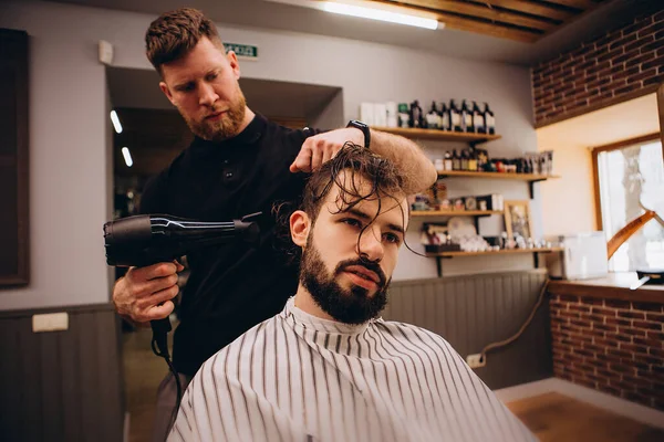 Processo Cortes Cabelo Estilo Elegante Cabelo Homens Longos Barbeiro Fazendo — Fotografia de Stock