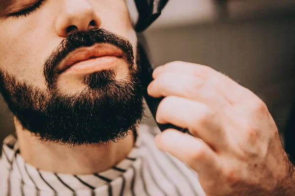 Trabalho Barbearia Barbeiro Rapar Homem Barbudo Numa Barbearia Perto Mestre — Fotografia de Stock