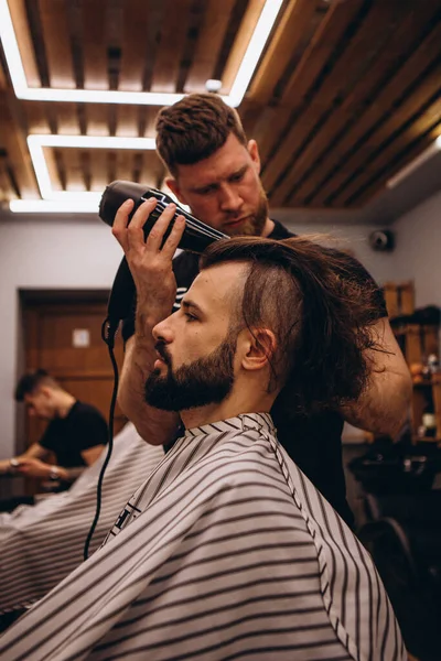 Prozess Des Haarschnitts Und Stilvolles Styling Der Langen Männerhaare Friseur — Stockfoto