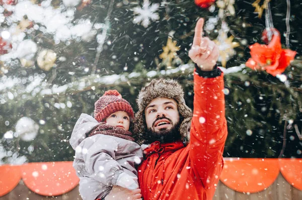 Joven Barbudo Con Estilo Padre Bebé Hijo Vacaciones Invierno Cerca — Foto de Stock