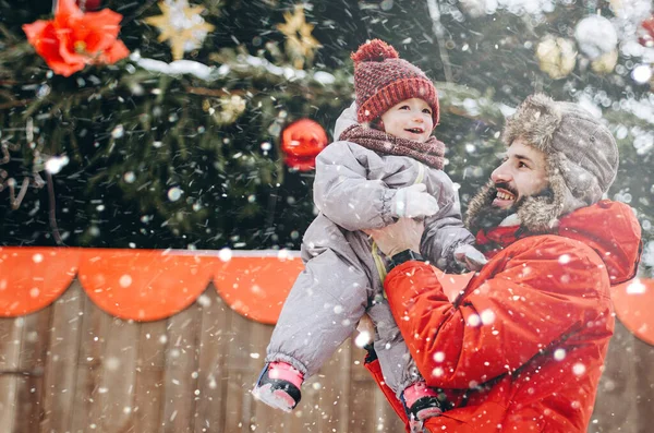 Joven Barbudo Con Estilo Padre Bebé Hijo Vacaciones Invierno Cerca — Foto de Stock