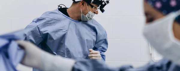 Chirurg Mit Medizinischer Maske Mit Medizinischem Team Das Operationssaal Des — Stockfoto
