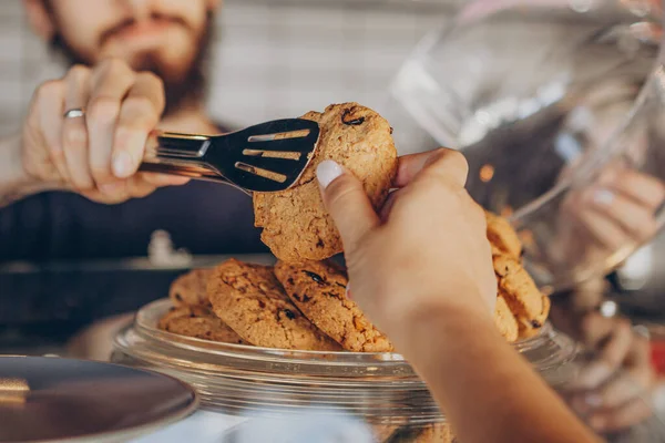 Junge Männliche Konditoren Arbeiten Seinem Café Und Verkaufen Kekse Eine — Stockfoto