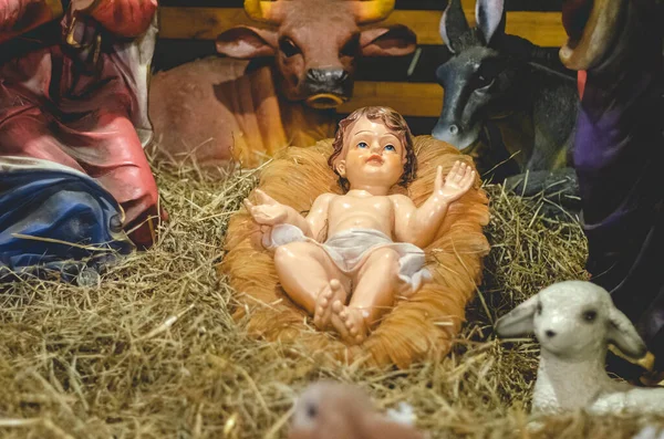 Рождественская Сцена Представлена Фарфоровыми Фигурами Марии Иосифа Младенца Иисуса Рождественская — стоковое фото