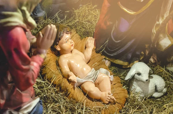 Рождественская Сцена Представлена Фарфоровыми Фигурами Марии Иосифа Младенца Иисуса Рождественская — стоковое фото