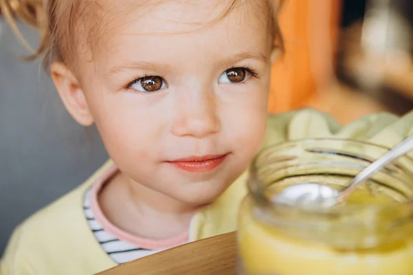 Klein Aantrekkelijk Baby Meisje Met Schattig Gezicht Vreugdevolle Ogen Zit — Stockfoto