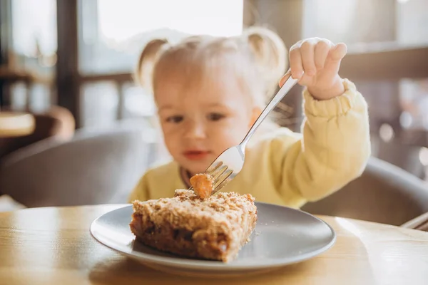 Klein Aantrekkelijk Baby Meisje Met Schattig Gezicht Vreugdevolle Ogen Zit — Stockfoto