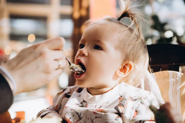 Moeder Voedt Haar Kleine Baby Uit Een Lepel Zittend Een — Stockfoto