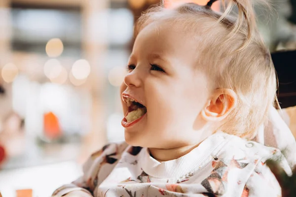 Moeder Voedt Haar Kleine Baby Uit Een Lepel Zittend Een — Stockfoto