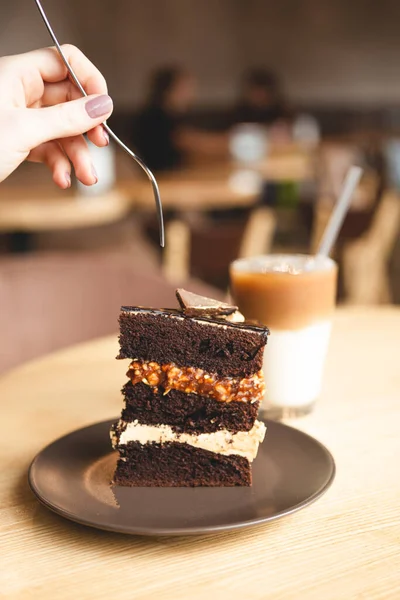 Piatto Con Pezzo Torta Cioccolato Alto Con Panna Noci Una — Foto Stock