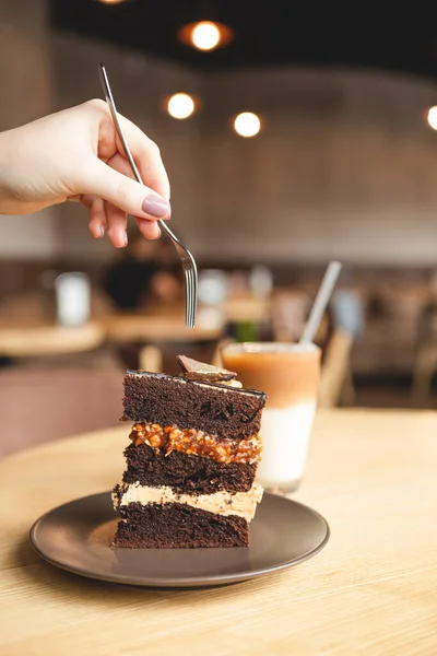 Piatto Con Pezzo Torta Cioccolato Alto Con Panna Noci Una — Foto Stock