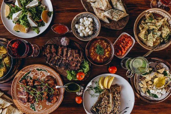 Lezzetli Avrupa ve Slav mutfağı büyük masada misafirleri bekliyor. Yemek masası, üst manzara.