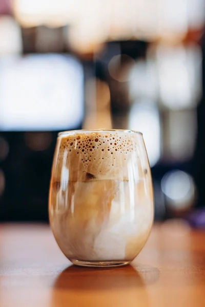 Transparentes Glas Mit Schäumendem Kaffee Mit Milch Und Eis Sommerversion — Stockfoto