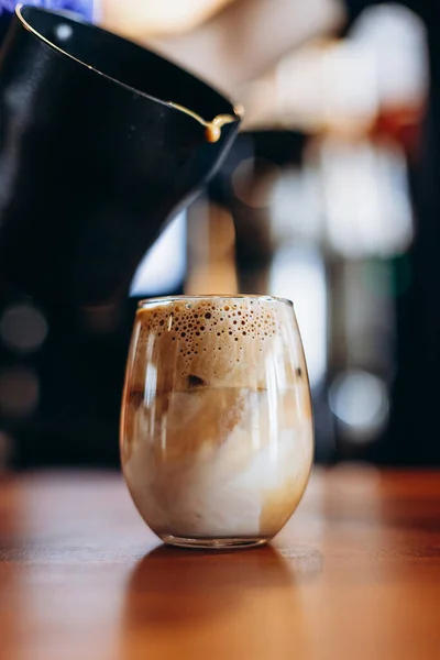 유리와 우유와 얼음이 카페의 테이블에 커피의 — 스톡 사진