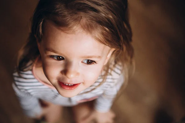 Pequena Criança Bonito Olha Para Mãe — Fotografia de Stock