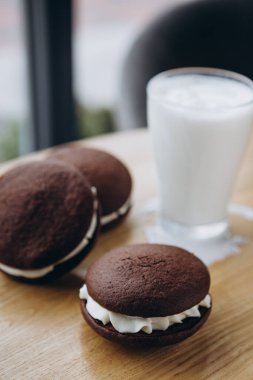Geleneksel çikolatayı ve vanilyalı krem şantili kremalı balkabağı turtalarını kapat.