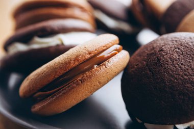 Geleneksel çikolatayı ve vanilyalı krem şantili kremalı balkabağı turtalarını kapat.