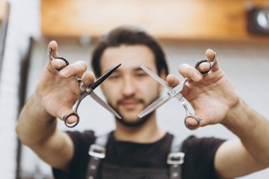 Profesyonel berber aleti: Modern bir berber dükkanında keskinleştirilmiş makas. Berber dükkanları, güzellik salonları ve kuaförler için bir konsept.