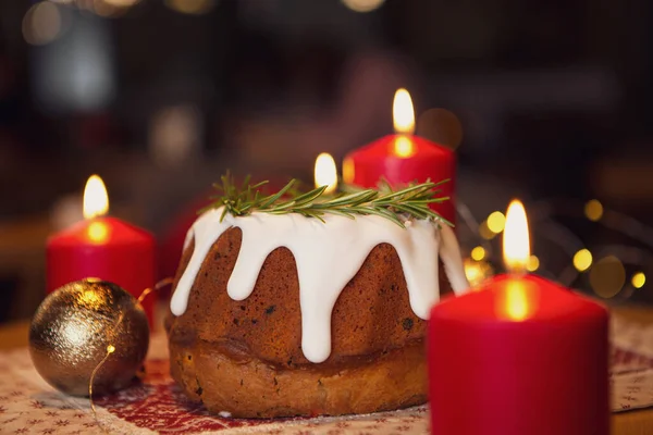 Geschmückter Weihnachtskuchen Traditionelles Europäisches Weihnachtsgebäck Duftender Selbst Gebackener Stollen — Stockfoto