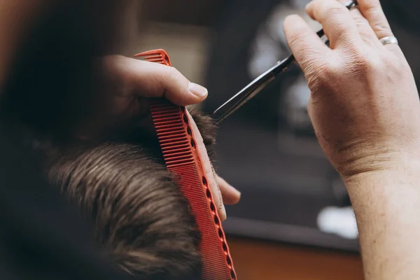 Berber Dükkanında Saç Kesimi Traş Olma Modellik Yapma Sakalı Saç — Stok fotoğraf