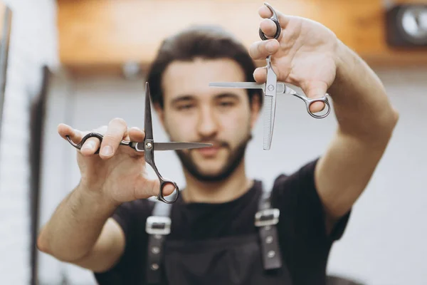 Ferramenta Barbeiro Profissional Tesoura Afiada Realizada Por Mestre Corte Cabelo — Fotografia de Stock