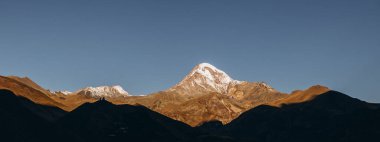 Kazbek Dağı, Gürcistan 'ın en yüksek dağı ve Kafkas Dağları' nın en güzel karlı zirvelerinden biridir.