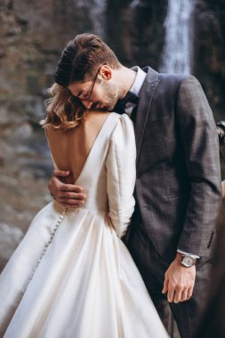 Gürcistan 'daki çekici çiftin düğün fotoğrafları: mükemmel görünüş, şık gelinlik, buket, dekor, eski Tiflis şehrinin muhteşem mekanları