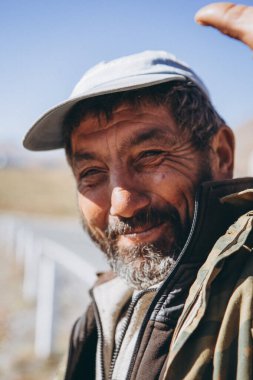 01.06.2019 Stepantsminda, Georgia: Gürcü bir çobanın portresi, bronz tenli ve sıkı çalışmaktan yorgun düşmüş, ama mutlu.