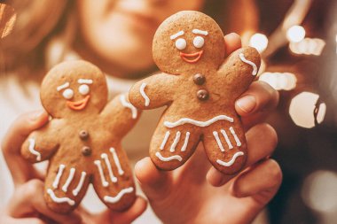 Noel ve Yeni Yıl konsepti: Tatil çelengi arka planında el yapımı zencefilli kurabiye, metin için yer