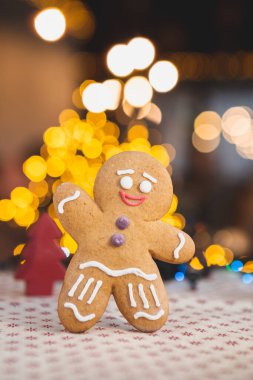 Noel ve Yeni Yıl konsepti: Tatil çelengi arka planında el yapımı zencefilli kurabiye, metin için yer