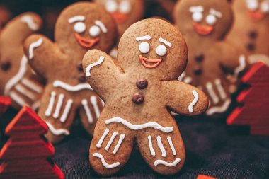 Noel ağacının yanındaki ormanda yeni yılı kutlayan zencefilli kurabiye şeklinde birçok Noel kurabiyesi.