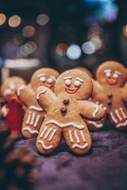 Zencefilli kurabiye ve xmas arkaplanlı Noel tebrik kartı. Selamlamalarınız için alanı kopyalayın