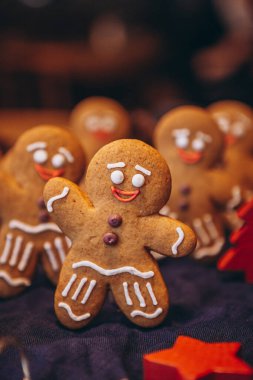 Zencefilli kurabiye ve xmas arkaplanlı Noel tebrik kartı. Selamlamalarınız için alanı kopyalayın