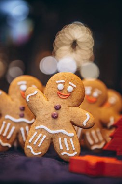 Noel ağacının yanındaki ormanda yeni yılı kutlayan zencefilli kurabiye şeklinde birçok Noel kurabiyesi.
