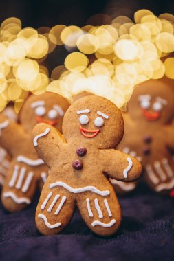 Noel ağacının yanındaki ormanda yeni yılı kutlayan zencefilli kurabiye şeklinde birçok Noel kurabiyesi.