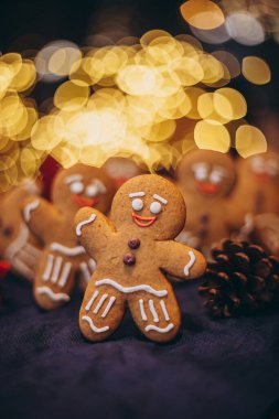 Noel ağacının yanındaki ormanda yeni yılı kutlayan zencefilli kurabiye şeklinde birçok Noel kurabiyesi.