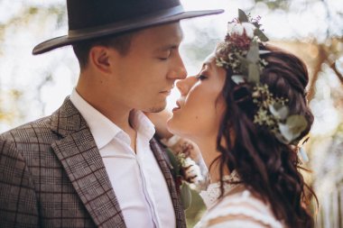 İnanılmaz gülümseyen bir düğün çifti. Güzel gelin ve şık damat. Sevgililerin ve aşklarının havasını yansıtan mükemmel bir düğün geçmişi.