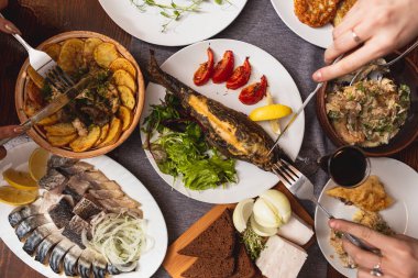 Ukrayna Ulusal Geleneksel sebze ve et yemekleri ile cömert ve misafirperver bir masa Yeni Yıl tatili, Noel, Paskalya ve arkadaşlarının doğum günü için ikramlar sunuldu. Üst görünüm