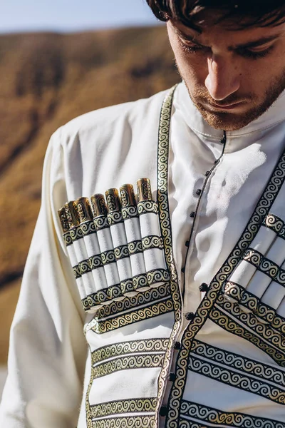 有选择的焦点 穿着白色民族服装的时髦的格鲁吉亚男人 格鲁吉亚新郎在高加索山区婚礼期间的肖像 — 图库照片