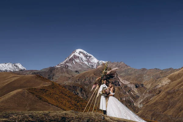 Novia Enamorada Cima Montaña Sesión Fotos Boda Bajo Arco Elegante — Foto de Stock