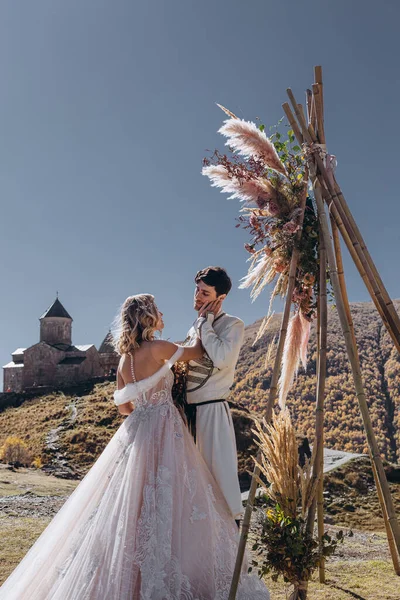 산위에 결혼식 사진은 아래에서 매력적 남자는 조지아 복장을 — 스톡 사진