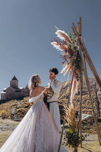 Elegante Pareja Novias Boda Estilo Georgiano Hombre Con Bigote Vestido Foto editorial de stock 375390692 makarovmaximwork gmail