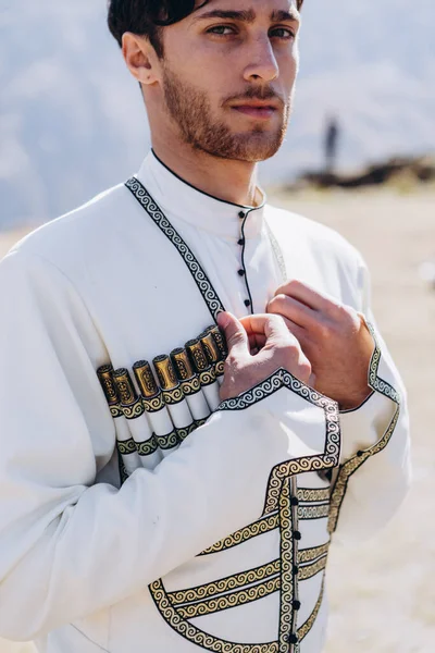 噪音效果 有选择的焦点 穿着白色民族服装的格鲁吉亚男子 格鲁吉亚新郎在高加索山区婚礼期间的肖像 — 图库照片