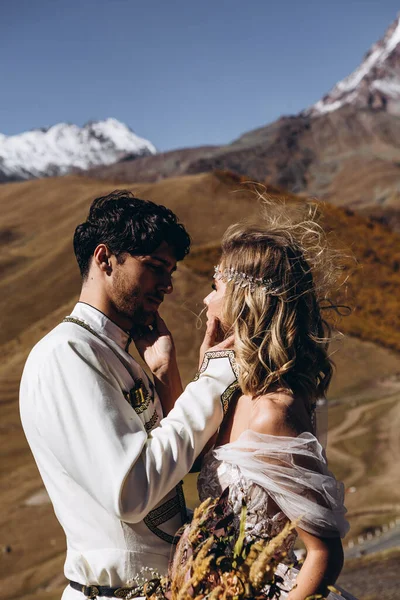 Mariage Sommet Des Montagnes Enneigées Rocheuses Aimer Couple Géorgien Mariées — Photo