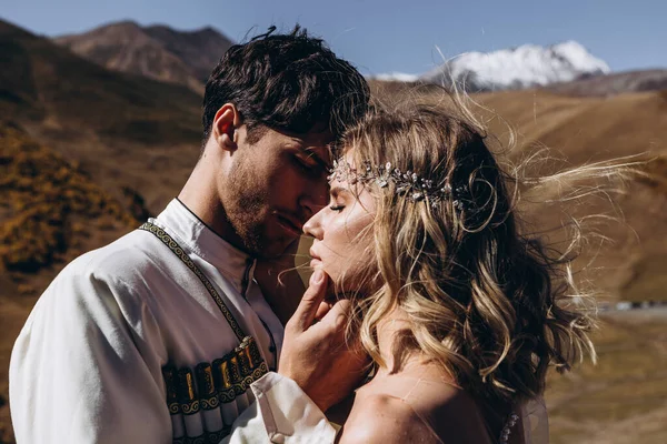 Portrait Couple Mariage Heureux Élégant Embrassant Embrassant Sur Montagne Avec — Photo