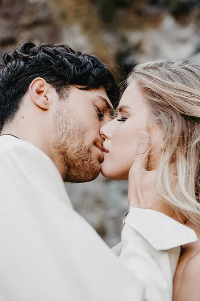 Gürültü etkisi, seçici odak: Düğün fotoğrafçılığı sırasında gelinlere sarılma ve öpücükler. Karı kocanın şık bir çifti.