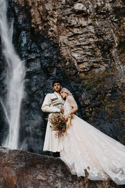 Romantik Çift Yeni Evliler Gelin Damat Ellerinde Çiçek Buketleriyle Ayakta — Stok fotoğraf