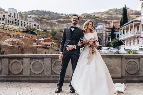 조지아식 결혼식 아름다운 배경에 대항하는 아름다운 드레스를 아름다운 금발의 복장을 — 스톡 사진